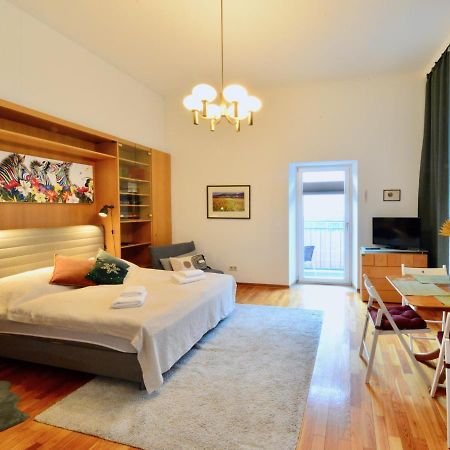 Charming With Balcony In Hip & Trendy Margareten Виена Екстериор снимка