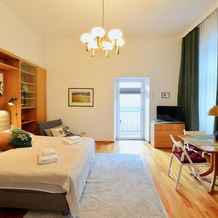 Charming With Balcony In Hip & Trendy Margareten Виена Екстериор снимка