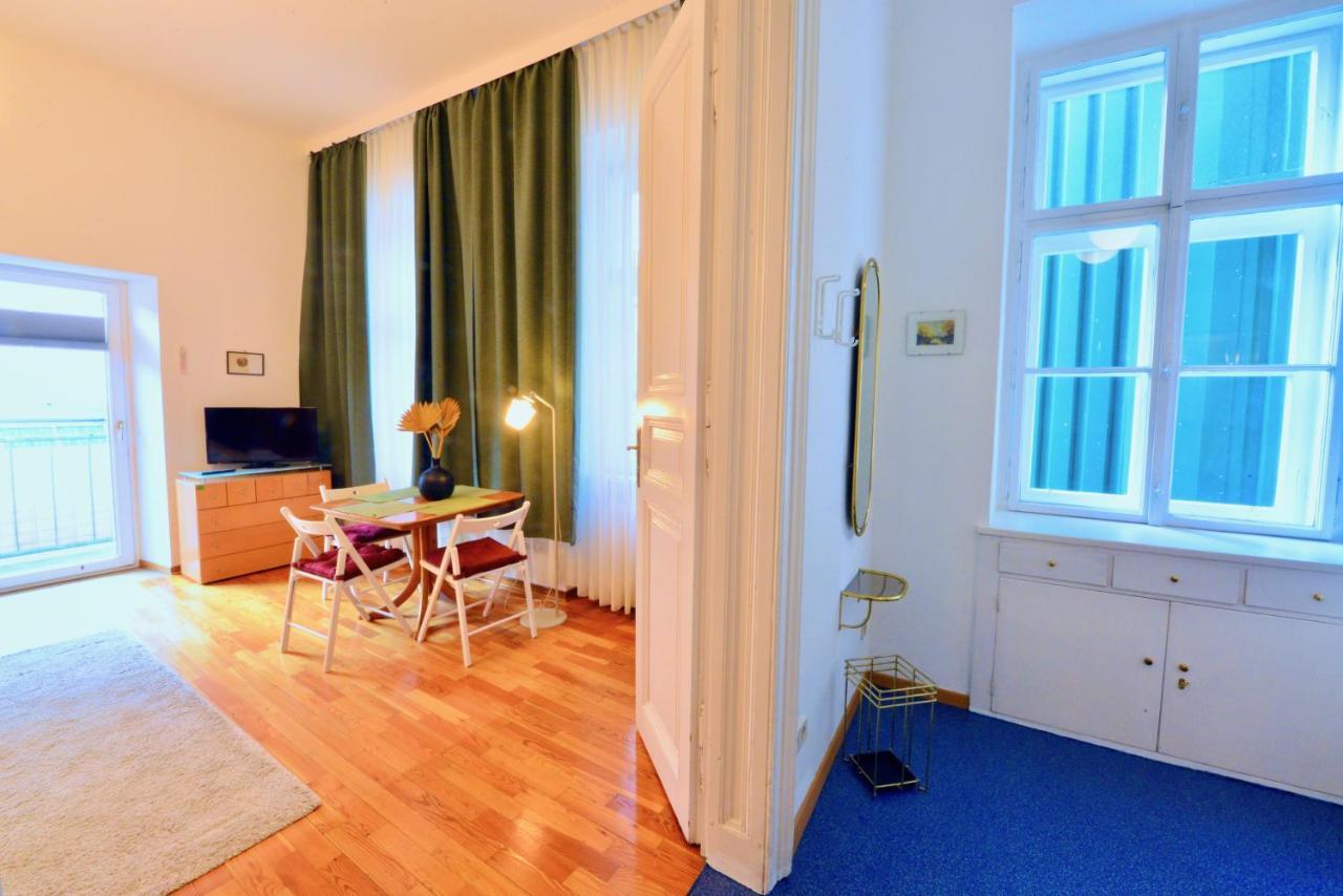 Charming With Balcony In Hip & Trendy Margareten Виена Екстериор снимка