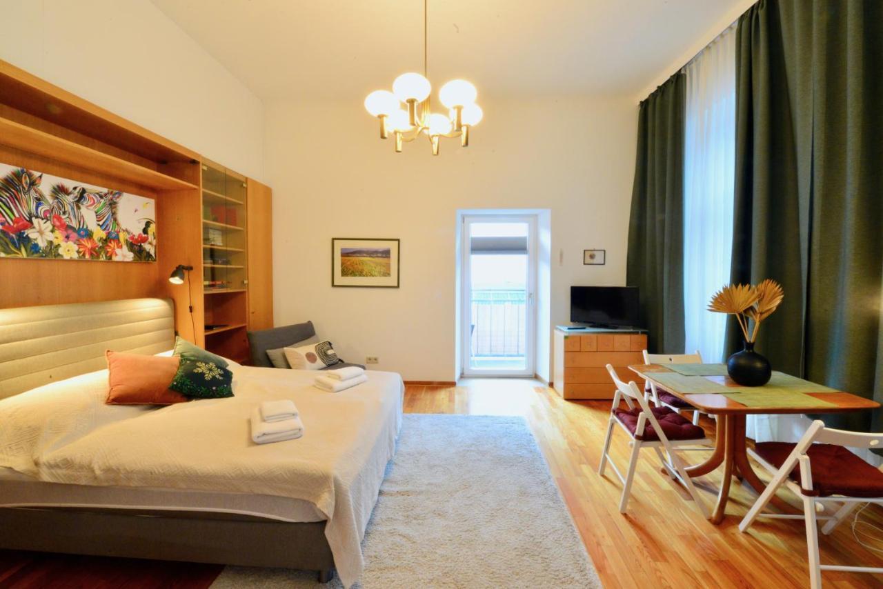Charming With Balcony In Hip & Trendy Margareten Виена Екстериор снимка