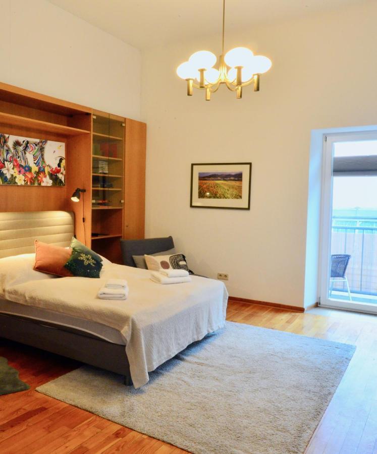 Charming With Balcony In Hip & Trendy Margareten Виена Екстериор снимка