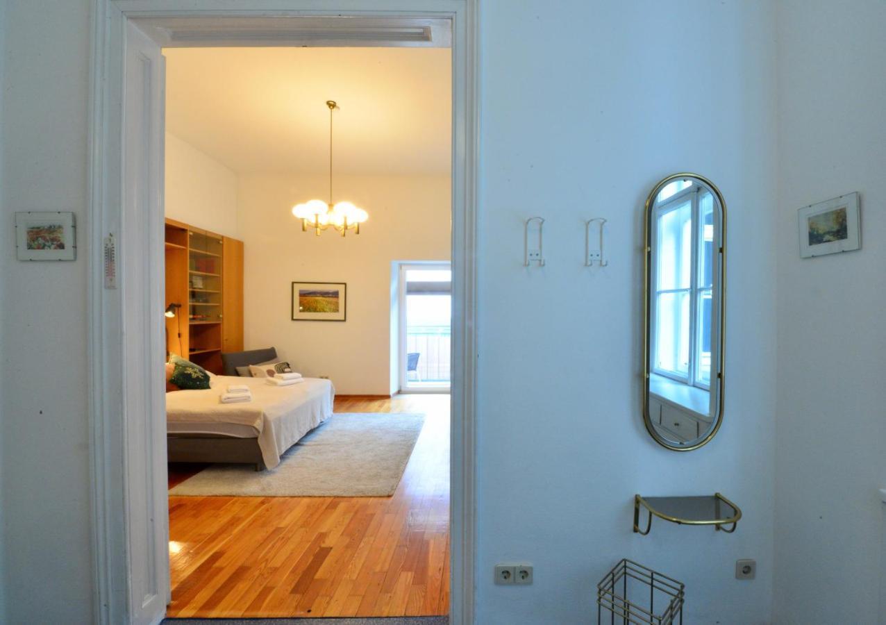 Charming With Balcony In Hip & Trendy Margareten Виена Екстериор снимка