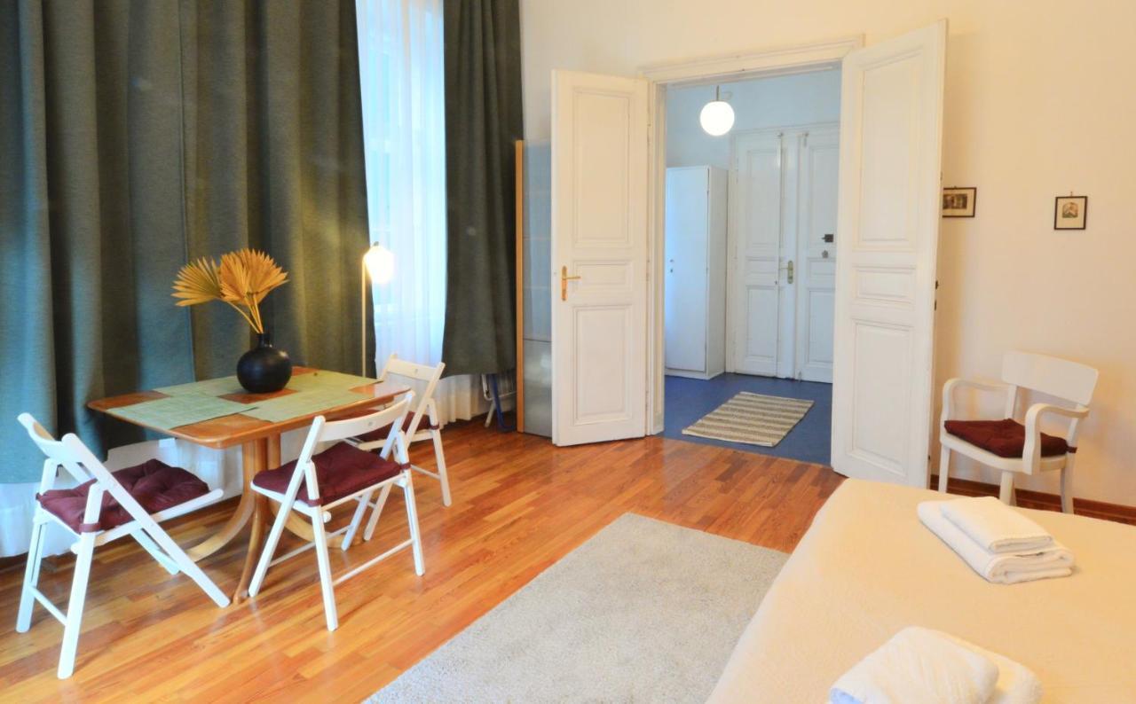 Charming With Balcony In Hip & Trendy Margareten Виена Екстериор снимка